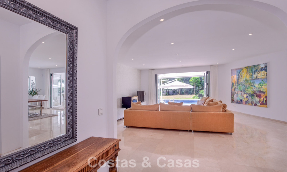 Elegante villa de una sola planta en venta a poca distancia de la playa en la Nueva Milla de Oro entre Marbella y Estepona 56520