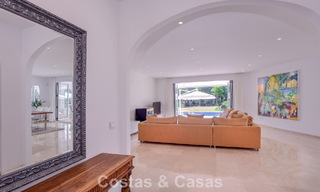 Elegante villa de una sola planta en venta a poca distancia de la playa en la Nueva Milla de Oro entre Marbella y Estepona 56520 