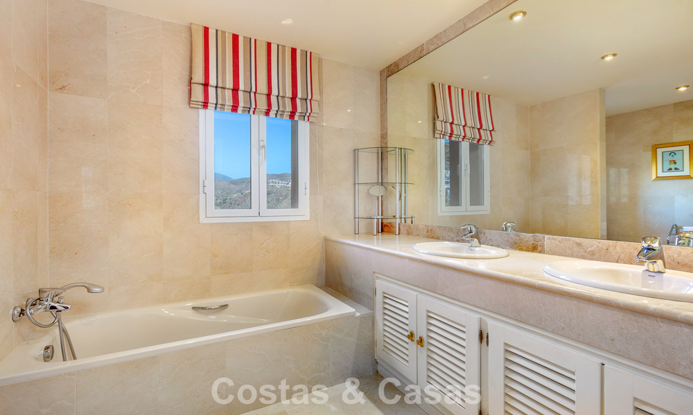 Prestigiosa villa de lujo en venta de estilo clásico español con vistas al mar en La Quinta en Marbella - Benahavis 56546