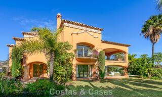 Prestigiosa villa de lujo en venta de estilo clásico español con vistas al mar en La Quinta en Marbella - Benahavis 56557 