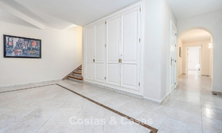 Lujosa villa de estilo andaluz rodeada de vegetación en una gran parcela en Marbella - Estepona 56290 