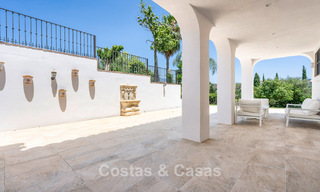 Lujosa villa de estilo andaluz rodeada de vegetación en una gran parcela en Marbella - Estepona 56291 