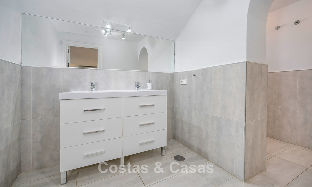 Lujosa villa de estilo andaluz rodeada de vegetación en una gran parcela en Marbella - Estepona 56295