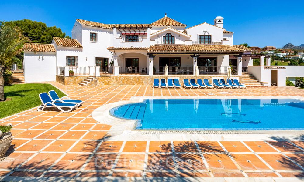 Lujosa villa de estilo andaluz rodeada de vegetación en una gran parcela en Marbella - Estepona 56298