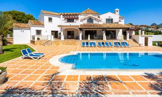 Lujosa villa de estilo andaluz rodeada de vegetación en una gran parcela en Marbella - Estepona 56298 