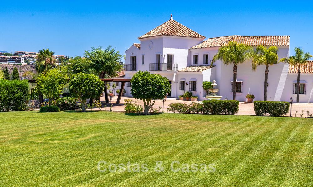 Lujosa villa de estilo andaluz rodeada de vegetación en una gran parcela en Marbella - Estepona 56299