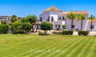 Lujosa villa de estilo andaluz rodeada de vegetación en una gran parcela en Marbella - Estepona 56299 