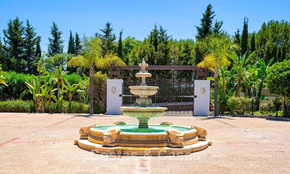 Lujosa villa de estilo andaluz rodeada de vegetación en una gran parcela en Marbella - Estepona 56300
