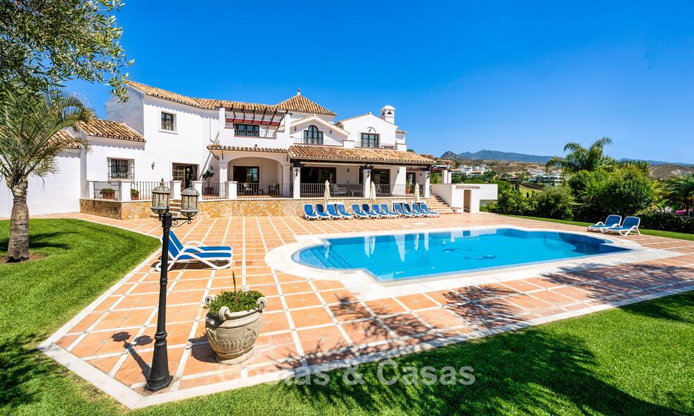 Lujosa villa de estilo andaluz rodeada de vegetación en una gran parcela en Marbella - Estepona 56301