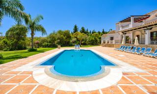 Lujosa villa de estilo andaluz rodeada de vegetación en una gran parcela en Marbella - Estepona 56302 