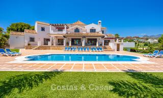 Lujosa villa de estilo andaluz rodeada de vegetación en una gran parcela en Marbella - Estepona 56304 