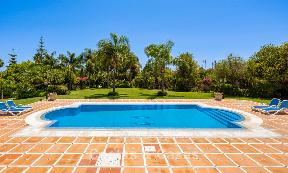 Lujosa villa de estilo andaluz rodeada de vegetación en una gran parcela en Marbella - Estepona 56305