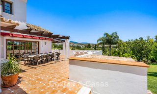 Lujosa villa de estilo andaluz rodeada de vegetación en una gran parcela en Marbella - Estepona 56308 