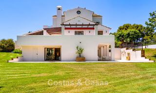 Lujosa villa de estilo andaluz rodeada de vegetación en una gran parcela en Marbella - Estepona 56309 