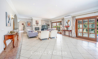 Lujosa villa de estilo andaluz rodeada de vegetación en una gran parcela en Marbella - Estepona 56312 