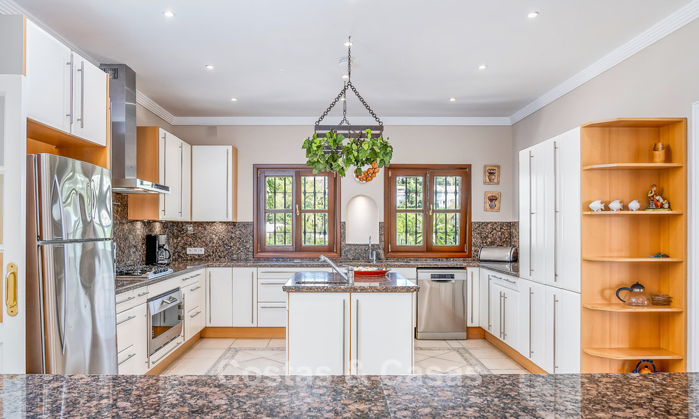 Lujosa villa de estilo andaluz rodeada de vegetación en una gran parcela en Marbella - Estepona 56314