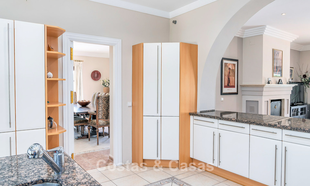 Lujosa villa de estilo andaluz rodeada de vegetación en una gran parcela en Marbella - Estepona 56316