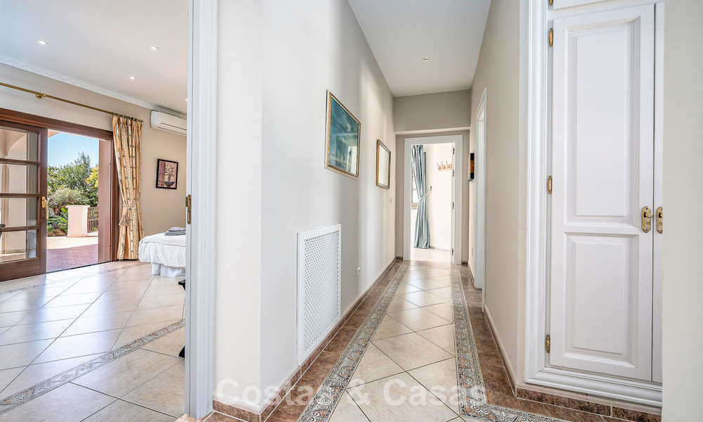 Lujosa villa de estilo andaluz rodeada de vegetación en una gran parcela en Marbella - Estepona 56318