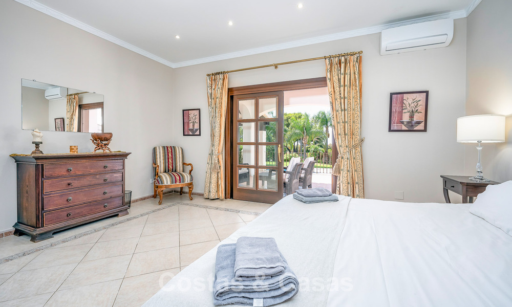 Lujosa villa de estilo andaluz rodeada de vegetación en una gran parcela en Marbella - Estepona 56320