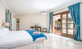 Lujosa villa de estilo andaluz rodeada de vegetación en una gran parcela en Marbella - Estepona 56322 