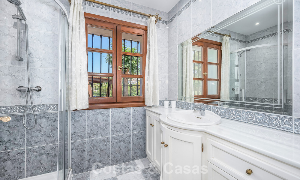 Lujosa villa de estilo andaluz rodeada de vegetación en una gran parcela en Marbella - Estepona 56324