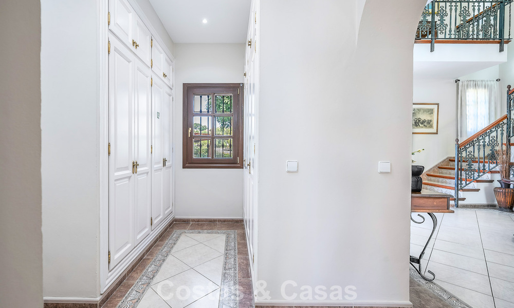 Lujosa villa de estilo andaluz rodeada de vegetación en una gran parcela en Marbella - Estepona 56325