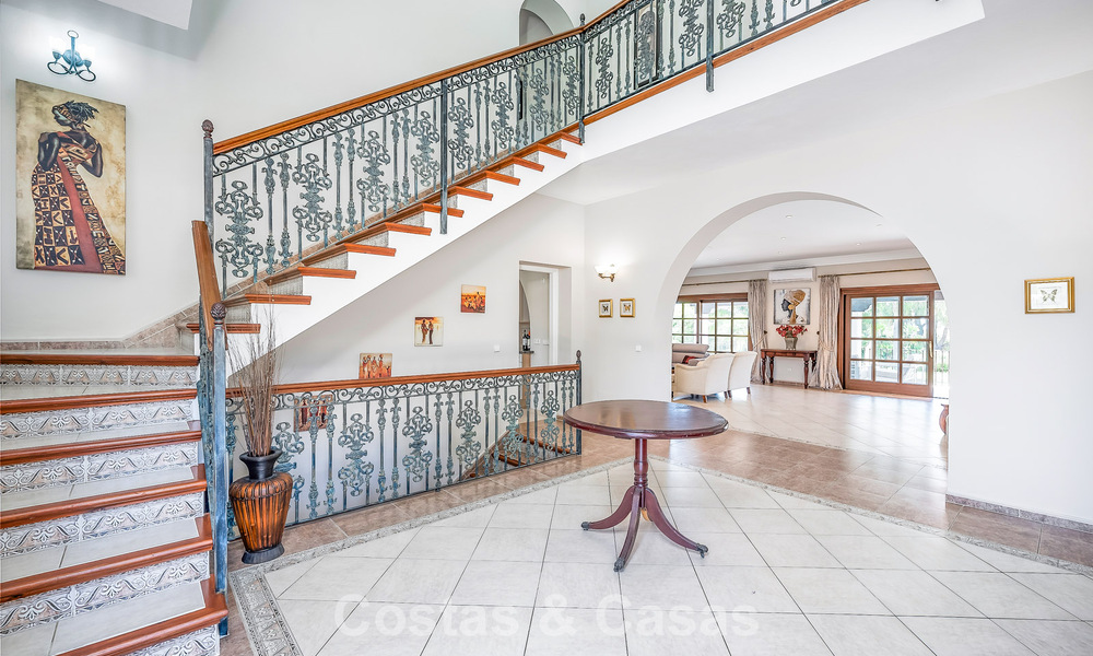 Lujosa villa de estilo andaluz rodeada de vegetación en una gran parcela en Marbella - Estepona 56326