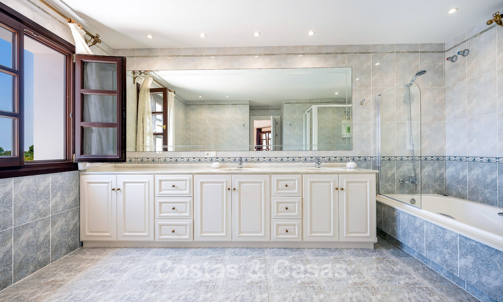 Lujosa villa de estilo andaluz rodeada de vegetación en una gran parcela en Marbella - Estepona 56335