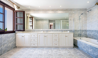 Lujosa villa de estilo andaluz rodeada de vegetación en una gran parcela en Marbella - Estepona 56335 