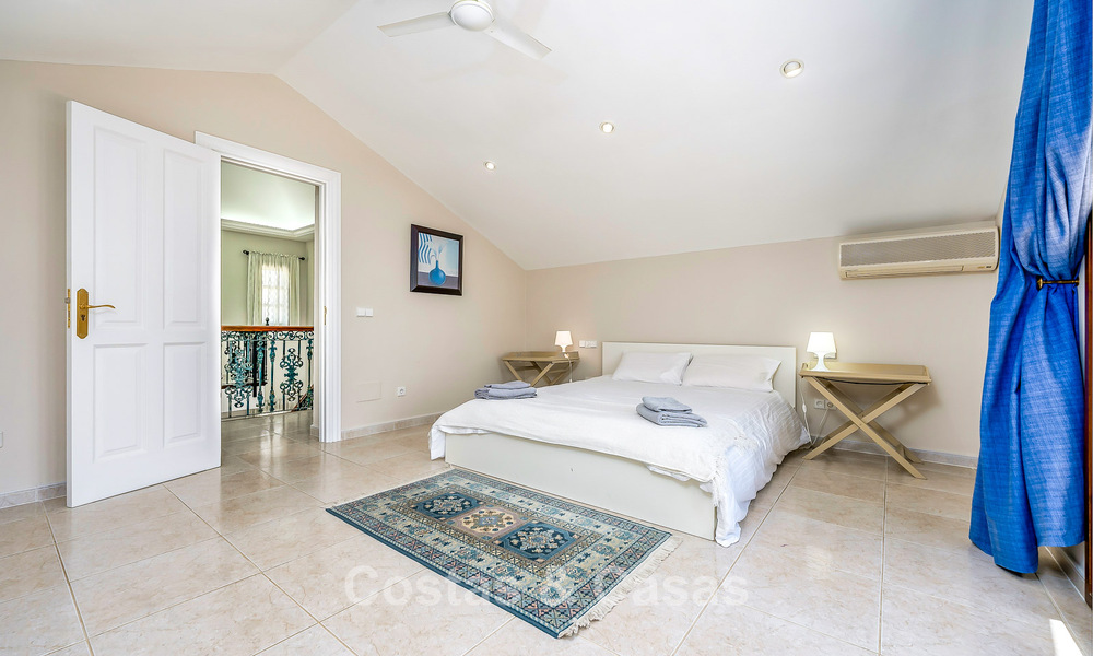 Lujosa villa de estilo andaluz rodeada de vegetación en una gran parcela en Marbella - Estepona 56337