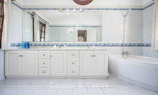 Lujosa villa de estilo andaluz rodeada de vegetación en una gran parcela en Marbella - Estepona 56340 