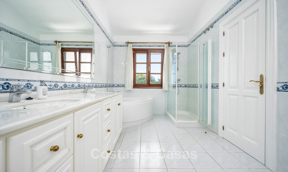 Lujosa villa de estilo andaluz rodeada de vegetación en una gran parcela en Marbella - Estepona 56341