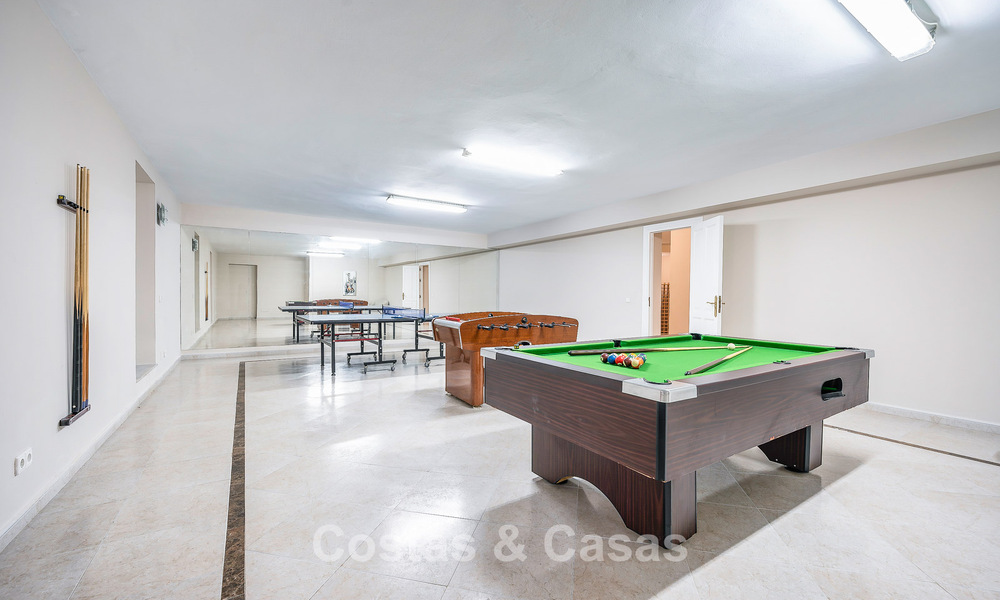 Lujosa villa de estilo andaluz rodeada de vegetación en una gran parcela en Marbella - Estepona 56342