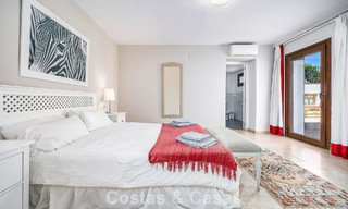 Lujosa villa de estilo andaluz rodeada de vegetación en una gran parcela en Marbella - Estepona 56343 