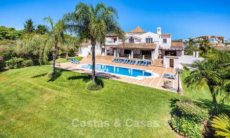 Lujosa villa de estilo andaluz rodeada de vegetación en una gran parcela en Marbella - Estepona 56347
