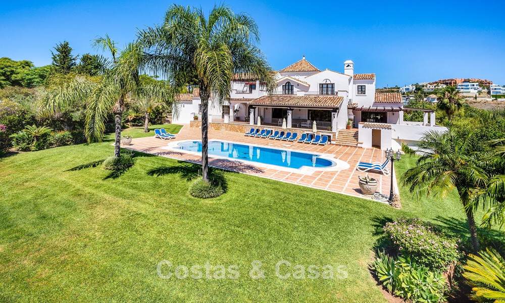 Lujosa villa de estilo andaluz rodeada de vegetación en una gran parcela en Marbella - Estepona 56347