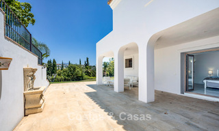 Lujosa villa de estilo andaluz rodeada de vegetación en una gran parcela en Marbella - Estepona 56349 