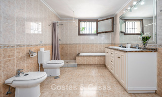 Lujosa villa de estilo andaluz rodeada de vegetación en una gran parcela en Marbella - Estepona 56353 