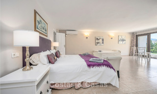 Lujosa villa de estilo andaluz rodeada de vegetación en una gran parcela en Marbella - Estepona 56354 