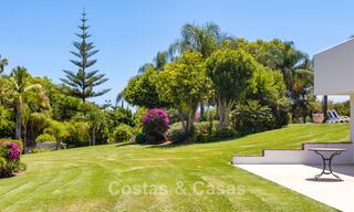 Lujosa villa de estilo andaluz rodeada de vegetación en una gran parcela en Marbella - Estepona 56358 