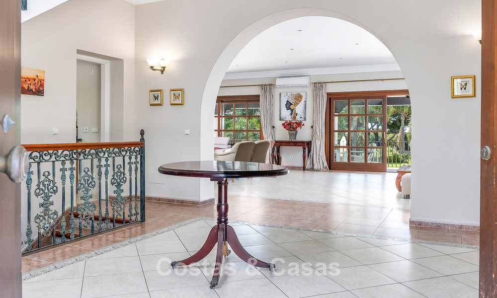 Lujosa villa de estilo andaluz rodeada de vegetación en una gran parcela en Marbella - Estepona 56360
