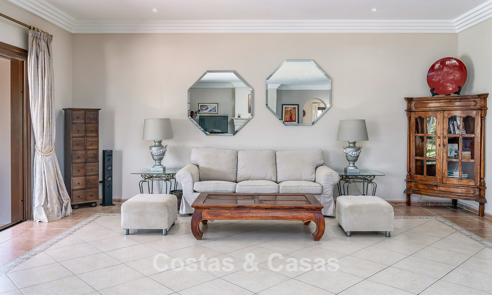Lujosa villa de estilo andaluz rodeada de vegetación en una gran parcela en Marbella - Estepona 56362