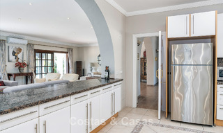 Lujosa villa de estilo andaluz rodeada de vegetación en una gran parcela en Marbella - Estepona 56363 