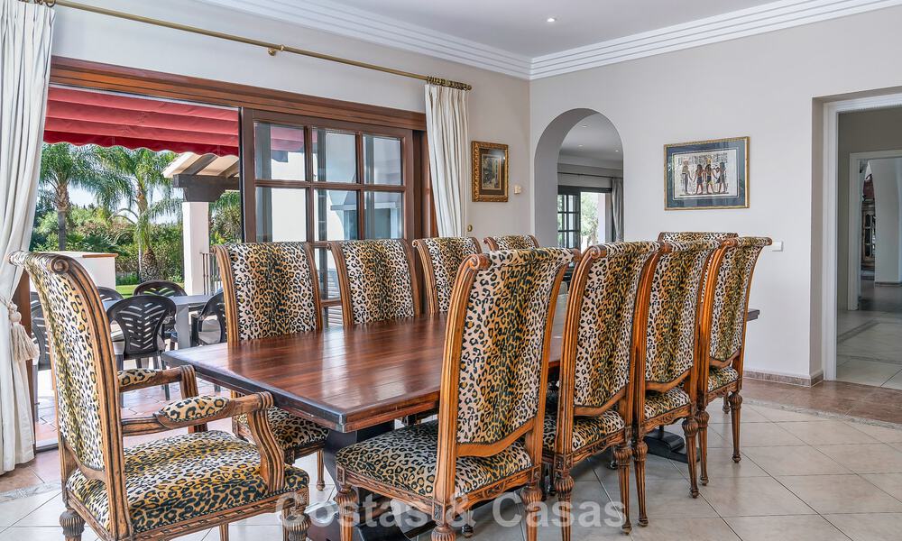 Lujosa villa de estilo andaluz rodeada de vegetación en una gran parcela en Marbella - Estepona 56364