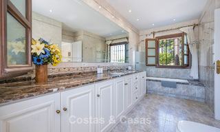 Lujosa villa de estilo andaluz rodeada de vegetación en una gran parcela en Marbella - Estepona 56367 