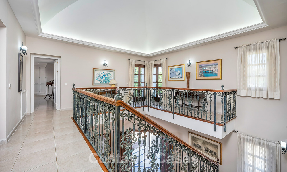 Lujosa villa de estilo andaluz rodeada de vegetación en una gran parcela en Marbella - Estepona 56369