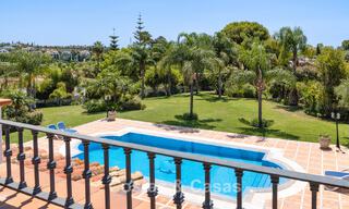 Lujosa villa de estilo andaluz rodeada de vegetación en una gran parcela en Marbella - Estepona 56370 
