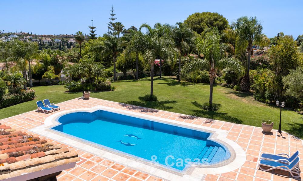 Lujosa villa de estilo andaluz rodeada de vegetación en una gran parcela en Marbella - Estepona 56371