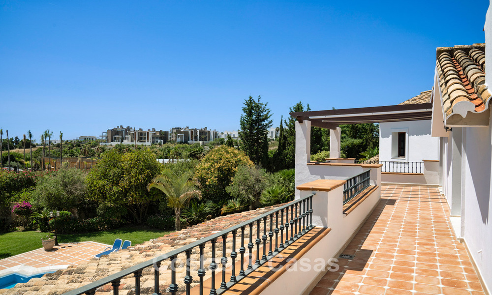 Lujosa villa de estilo andaluz rodeada de vegetación en una gran parcela en Marbella - Estepona 56372