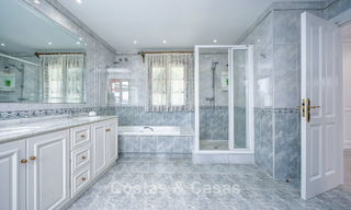 Lujosa villa de estilo andaluz rodeada de vegetación en una gran parcela en Marbella - Estepona 56373 